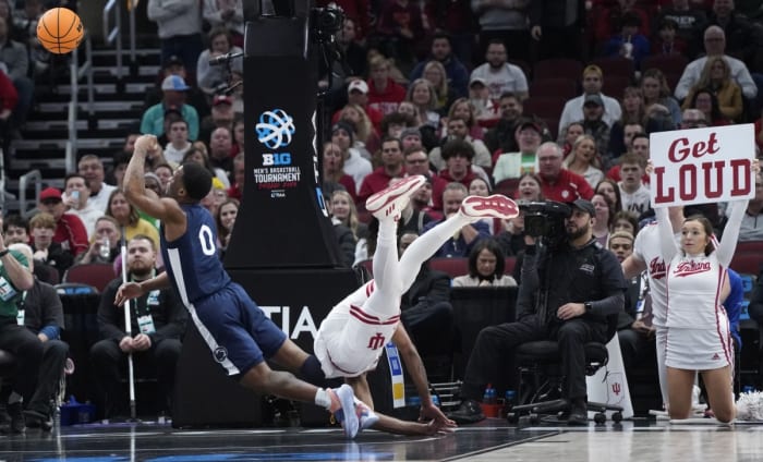 Tamar Bates (53) defends Penn State Nittany Lions guard Kanye Clary (0) during the first half at United Center.